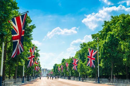 【ロンドン】バッキンガム宮殿へ続く「マル通り」。ユニオン・ジャックが掲げられていることが多い