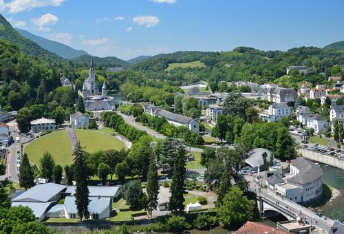 "巡礼地として有名なルルドの街／イメージ"