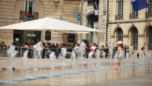 ルゴーニュ・コード・ト・ニュイ前の噴水　イメージ　(C)Atout France-Franck Charel　
