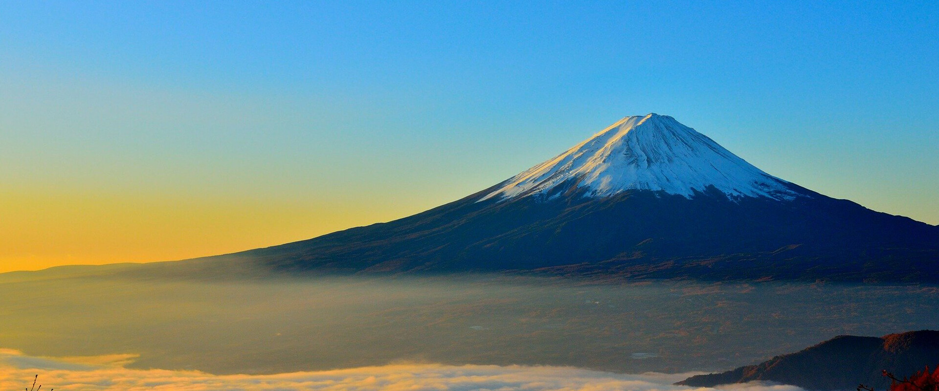朝焼けに輝く、日本の富士山
