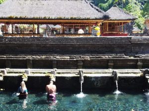 バリ世界遺産のパワースポット、ティルタエンプル寺院で沐浴体験！