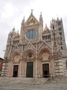 縞模様の大理石と象嵌の宗教は必見！イタリアシエナのドゥオモ