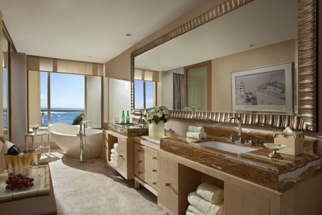 MuliaResortVillasNusaDuaBali_royalsuitebathroom""