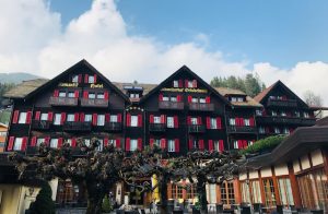 アイガーが目の前！大自然を体感できるロマンティックホテルシュヴァイツアーホフ