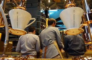 ドゥオモから徒歩3分！工場のようなミラノのスターバックスリザーブ®ロースタリーをリポート！