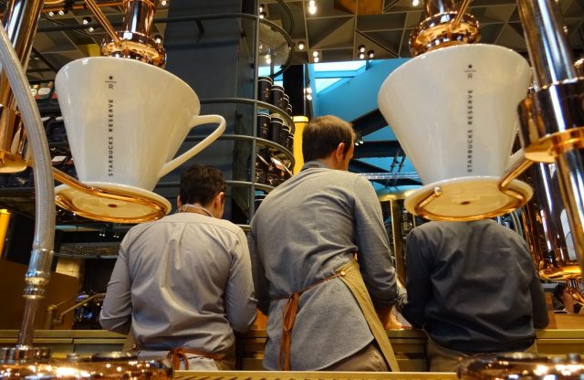 ドゥオモから徒歩3分！工場のようなミラノのスターバックスリザーブ