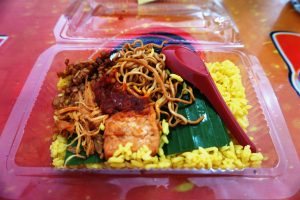 バリの定番朝ごはん！屋台で食べるナシ・クニンVSブブール